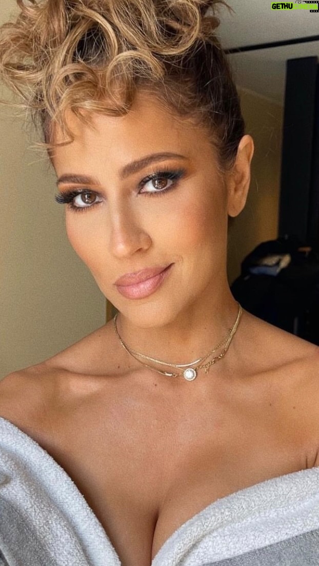 Jackie Guerrido Instagram - Stress less and enjoy the best! #NYC 🥰 #makeup @clarissareyesbeauty #hair @thisisluisasoler #stylist @rogerdemonserrath @danycasquette #videographer #happymoments ❤️