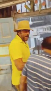 Jackie Shroff Instagram - 𝑨𝒑𝒏𝒆 𝒄𝒉𝒂𝒌𝒌𝒊 𝒌𝒊 𝒊𝒛𝒛𝒂𝒕 𝒌𝒂𝒓𝒐, 𝑩𝒉𝒊𝒅𝒖! 𝑨𝒖𝒓 𝒆𝒌 𝒔𝒆𝒍𝒇𝒊𝒆 𝒂𝒑𝒏𝒆 𝒄𝒉𝒂𝒌𝒌𝒊 𝒘𝒂𝒍𝒆 𝒌𝒆 𝒔𝒂𝒂𝒕𝒉 𝒍𝒆𝒌𝒆 𝒃𝒉𝒆𝒋𝒐, 𝒘𝒊𝒕𝒉 𝒕𝒉𝒆 𝒉𝒂𝒔𝒉𝒕𝒂𝒈 #𝑨𝒑𝒏𝒊𝑪𝒉𝒂𝒌𝒌𝒊