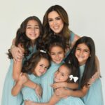 Jacqueline Bracamontes Instagram - El mejor regalo que me ha dado Dios es este… SER MAMÁ!!! Gracias mis nenas por hacerme la mamá más feliz y bendecida del mundo!!! Las amooooo!!! HAPPY MOTHER’S DAY! 🌸🌹🌷🌺🌼💐 📸 @carlosrodriguez.bo Glam: @laurasbarcelo