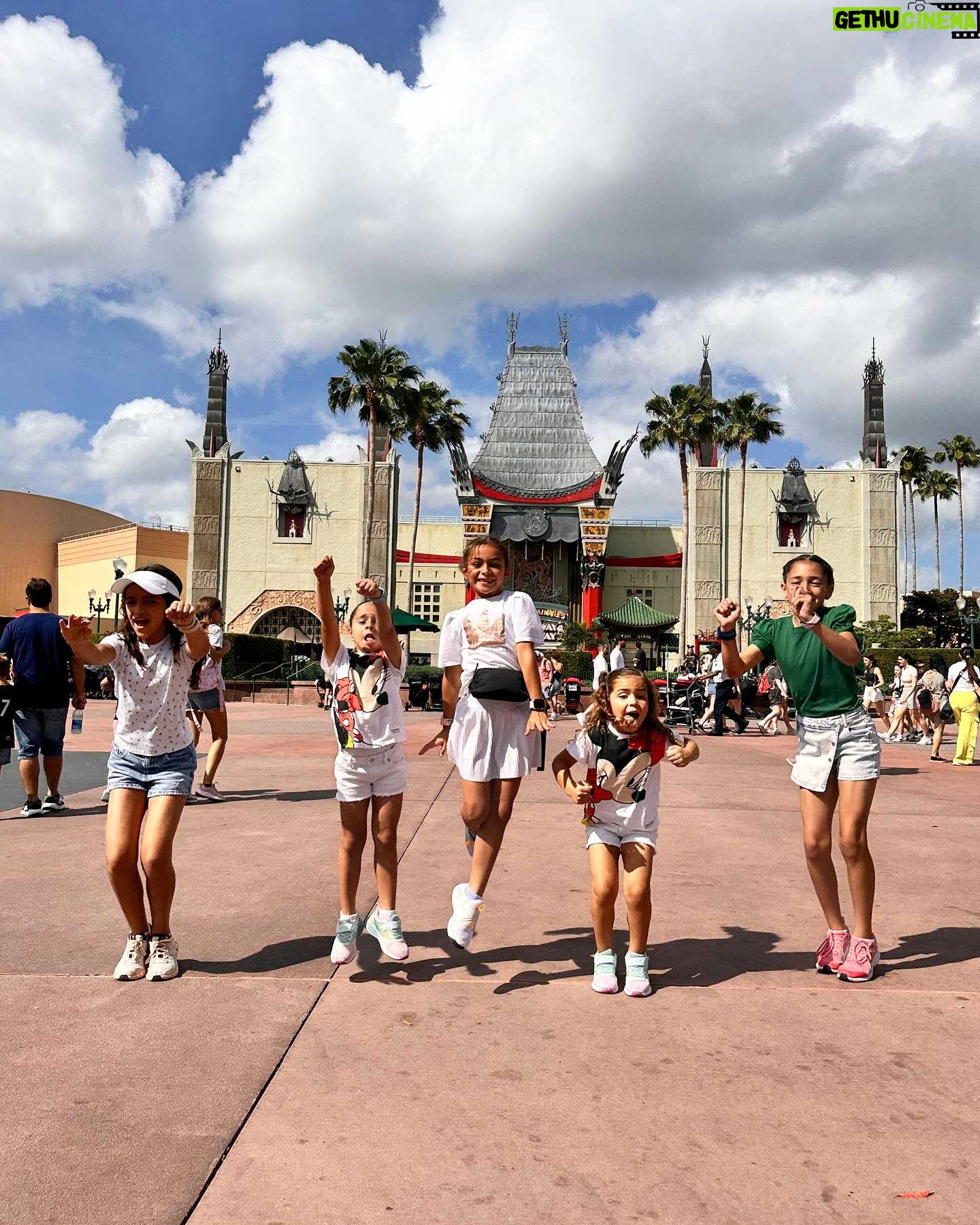 Jacqueline Bracamontes Instagram - No es fácil lograr LA FOTO con 5 niñas intentando brincar al mismo tiempo 😅😅😅
