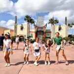 Jacqueline Bracamontes Instagram - No es fácil lograr LA FOTO con 5 niñas intentando brincar al mismo tiempo 😅😅😅
