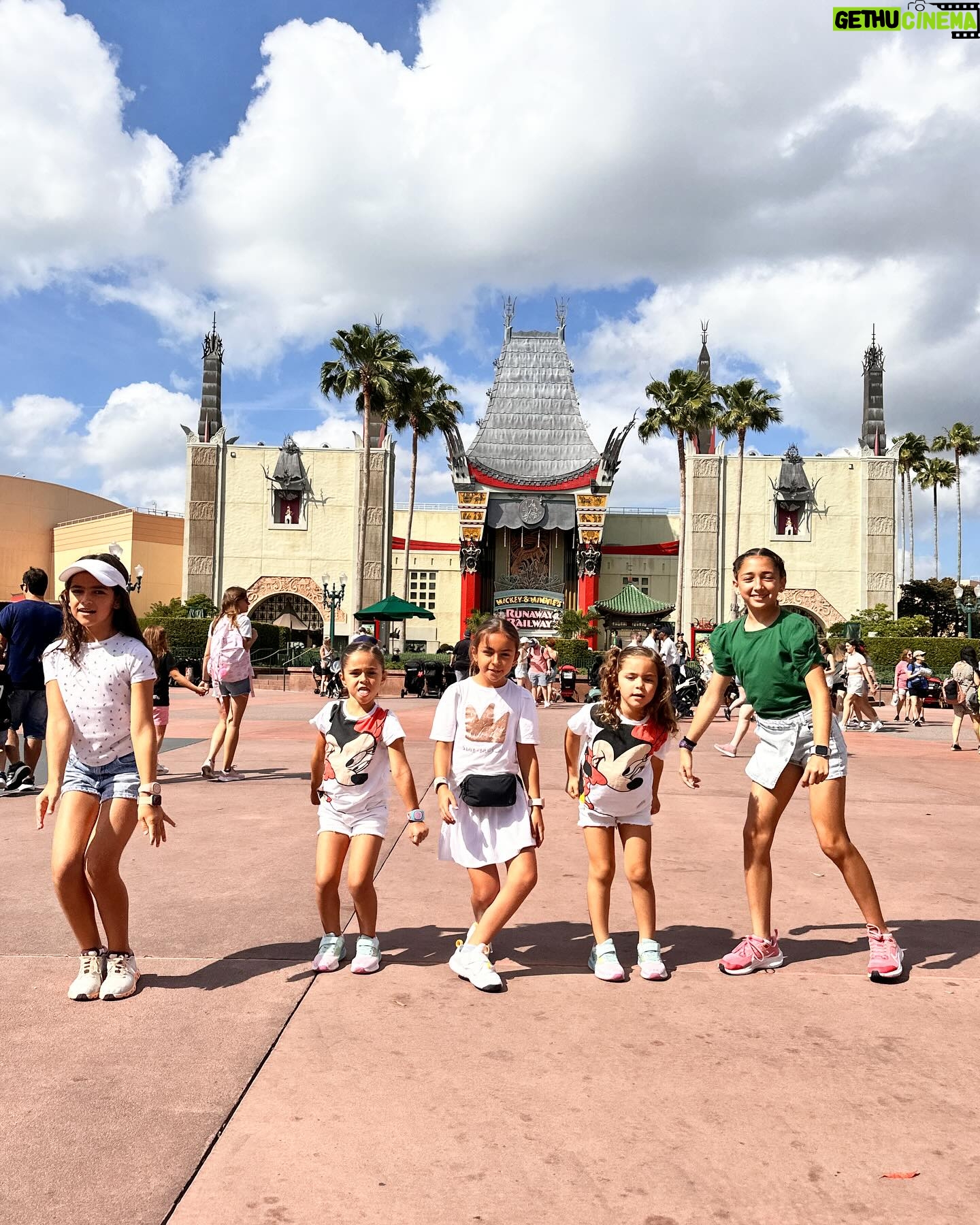 Jacqueline Bracamontes Instagram - No es fácil lograr LA FOTO con 5 niñas intentando brincar al mismo tiempo 😅😅😅