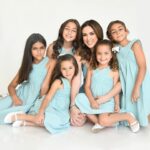 Jacqueline Bracamontes Instagram - El mejor regalo que me ha dado Dios es este… SER MAMÁ!!! Gracias mis nenas por hacerme la mamá más feliz y bendecida del mundo!!! Las amooooo!!! HAPPY MOTHER’S DAY! 🌸🌹🌷🌺🌼💐 📸 @carlosrodriguez.bo Glam: @laurasbarcelo