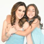 Jacqueline Bracamontes Instagram - El mejor regalo que me ha dado Dios es este… SER MAMÁ!!! Gracias mis nenas por hacerme la mamá más feliz y bendecida del mundo!!! Las amooooo!!! HAPPY MOTHER’S DAY! 🌸🌹🌷🌺🌼💐 📸 @carlosrodriguez.bo Glam: @laurasbarcelo