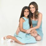 Jacqueline Bracamontes Instagram - El mejor regalo que me ha dado Dios es este… SER MAMÁ!!! Gracias mis nenas por hacerme la mamá más feliz y bendecida del mundo!!! Las amooooo!!! HAPPY MOTHER’S DAY! 🌸🌹🌷🌺🌼💐 📸 @carlosrodriguez.bo Glam: @laurasbarcelo