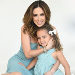 Jacqueline Bracamontes Instagram - El mejor regalo que me ha dado Dios es este… SER MAMÁ!!! Gracias mis nenas por hacerme la mamá más feliz y bendecida del mundo!!! Las amooooo!!!

HAPPY MOTHER’S DAY! 🌸🌹🌷🌺🌼💐

📸 @carlosrodriguez.bo 
Glam: @laurasbarcelo