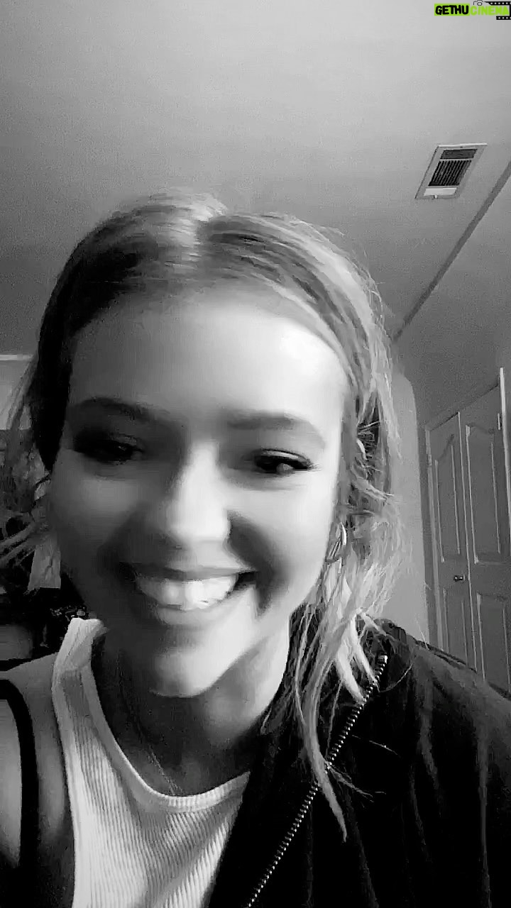 Jade Pettyjohn Instagram - Some Mac on my little outta tune piano