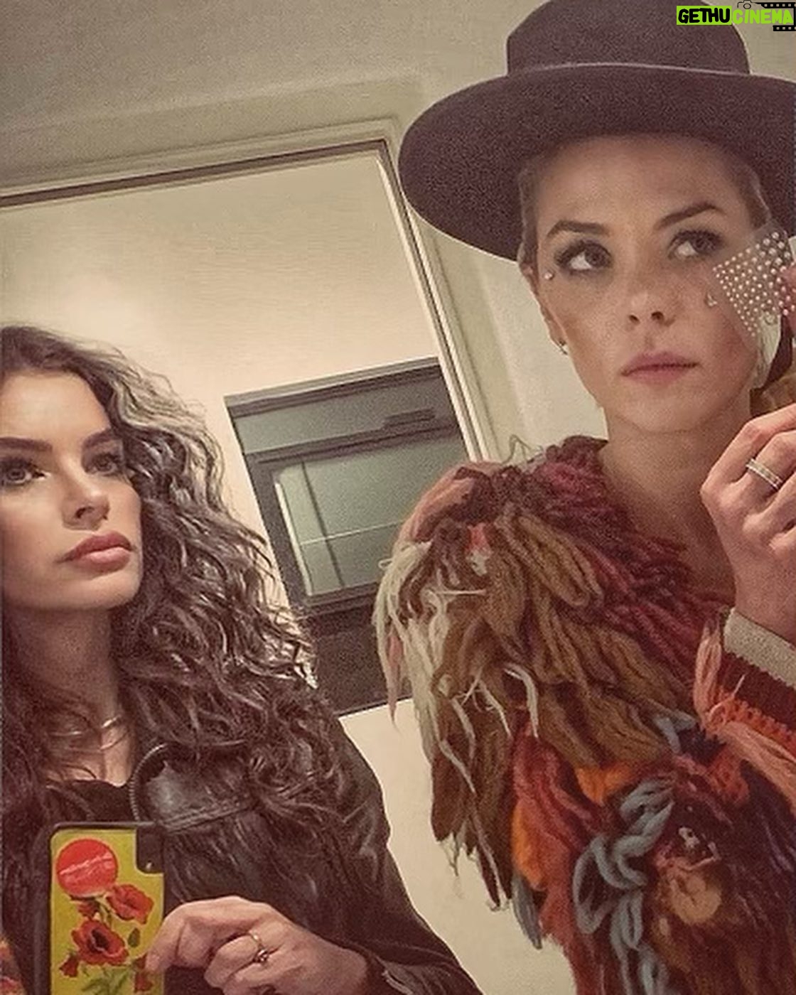 Jaime King Instagram - Best Friend Appreciation Moment ๐นโฃ๏ธ๐๐ฆ๐ฏ #oxfordcomma
