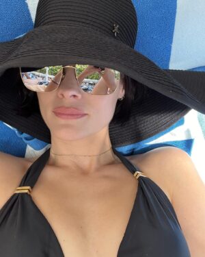 Jaimie Alexander Instagram - DAY ONE - I’ll be here if anyone needs me🤪 What are you doing today??!! #2023 #miami 😎☀️🌊🙌🏻🌴🐚 #grateful