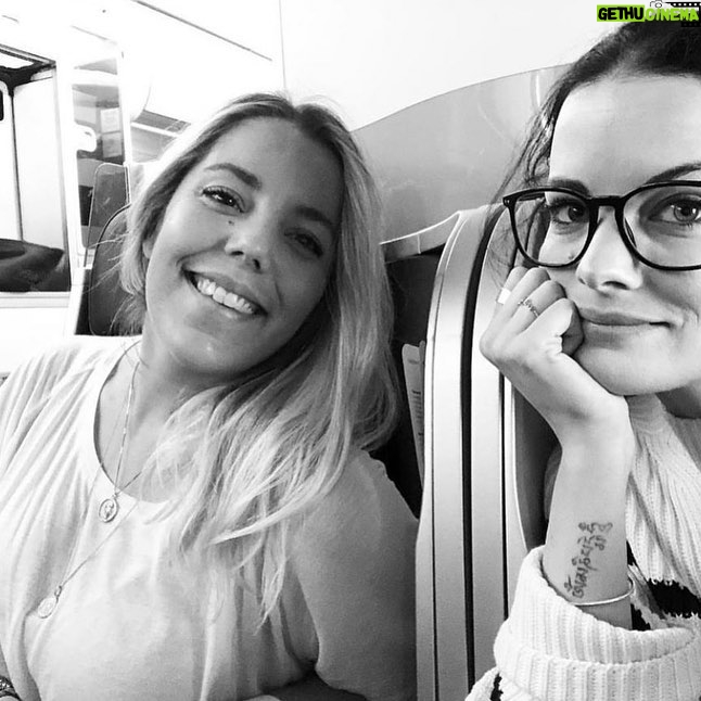 Jaimie Alexander Instagram - Happy happy happy birthday, @laurenrodriguezny 🎂You shimmering nutcase, sparkling rose, glittering, funny fairy of a human!!! You’re the best cob of corn in the world. I’ve loved you since the day we met. You’re one of the greatest women I’ve ever known and I’m beyond thankful for your friendship. Lucky me. 💕 #miamor 🌽🥳💩