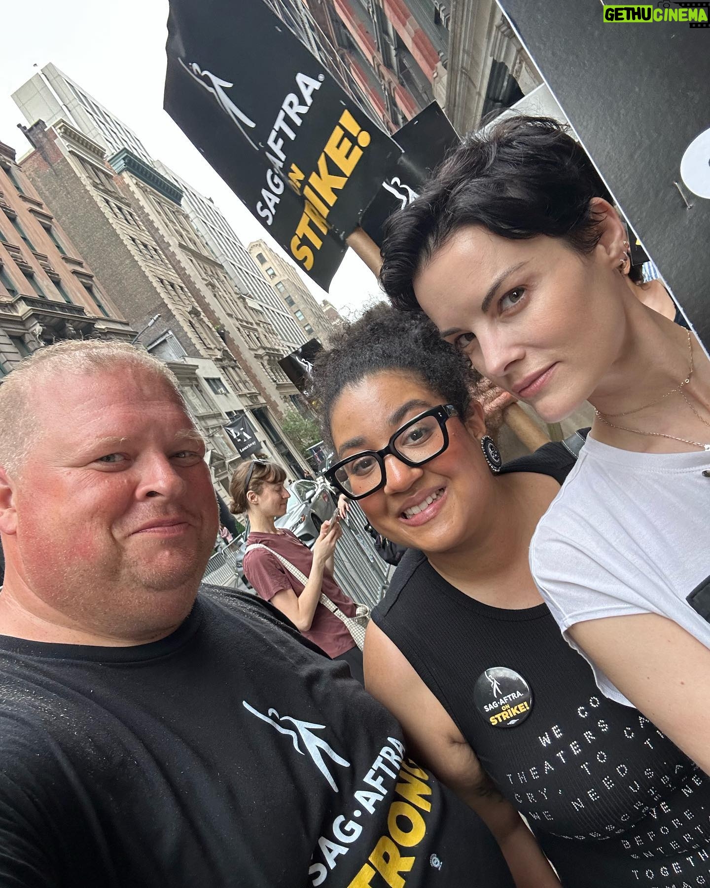 Jaimie Alexander Instagram - Today was a good day.🪧@sagaftra #sagaftrastrong #wga #strike WGA and SAG unite 🔥