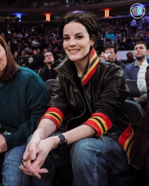 Jaimie Alexander Instagram - Such a fun night with my girl, @tcu8soccer 🏀 watching the @nyknicks kill it! Thank you @thegarden for having us! I’ve become obsessed 🤩 shoutout to my fave player @juliusrandle30 🙌🏻