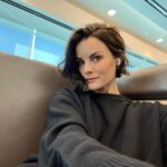 Jaimie Alexander Instagram - Cozy @delta cubical chair ✈️ #deltalounge #JFK