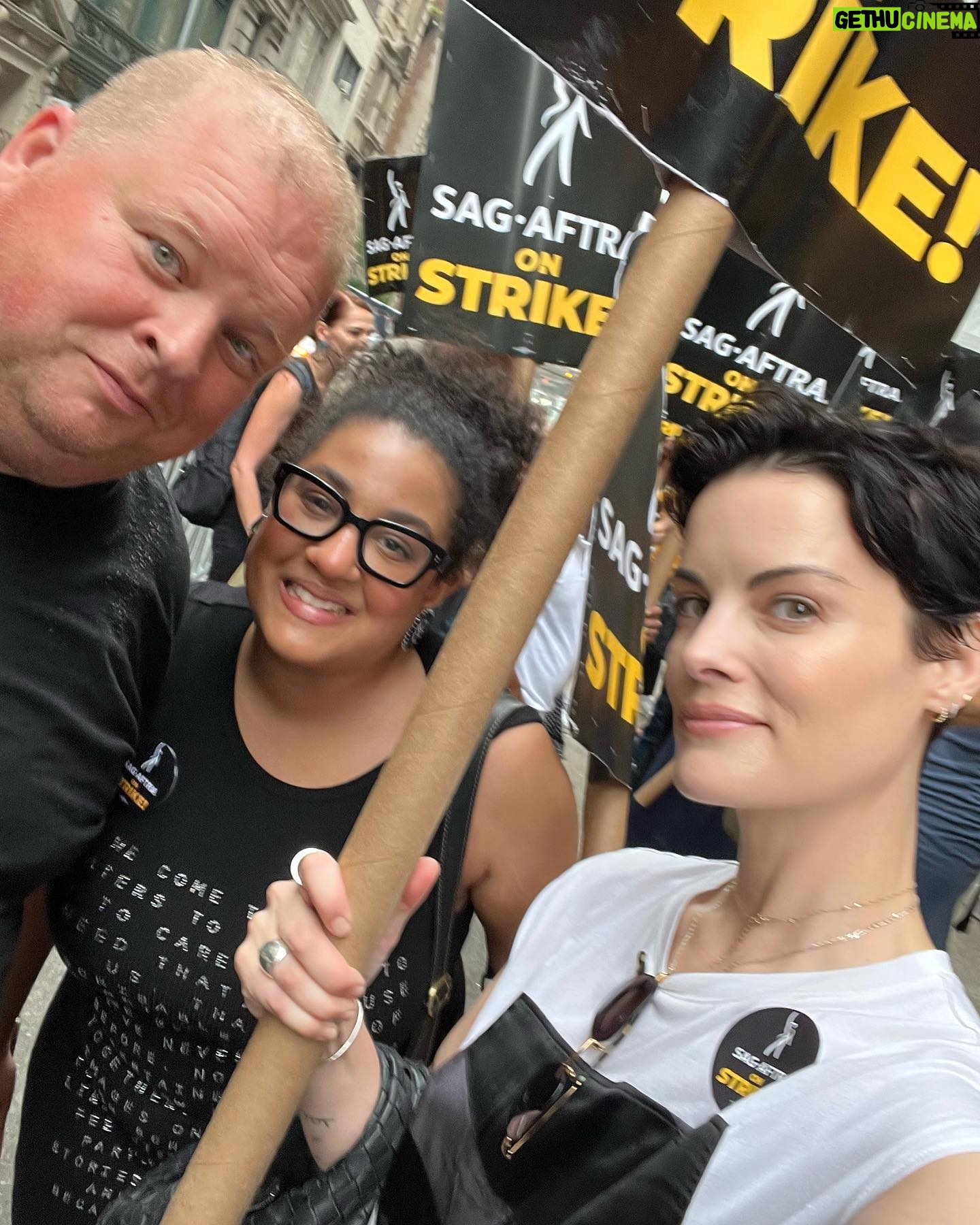 Jaimie Alexander Instagram - Today was a good day.🪧@sagaftra #sagaftrastrong #wga #strike WGA and SAG unite 🔥