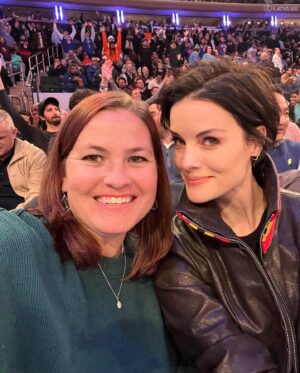 Jaimie Alexander Instagram - Such a fun night with my girl, @tcu8soccer 🏀 watching the @nyknicks kill it! Thank you @thegarden for having us! I’ve become obsessed 🤩 shoutout to my fave player @juliusrandle30 🙌🏻