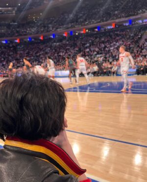Jaimie Alexander Instagram - Such a fun night with my girl, @tcu8soccer 🏀 watching the @nyknicks kill it! Thank you @thegarden for having us! I’ve become obsessed 🤩 shoutout to my fave player @juliusrandle30 🙌🏻