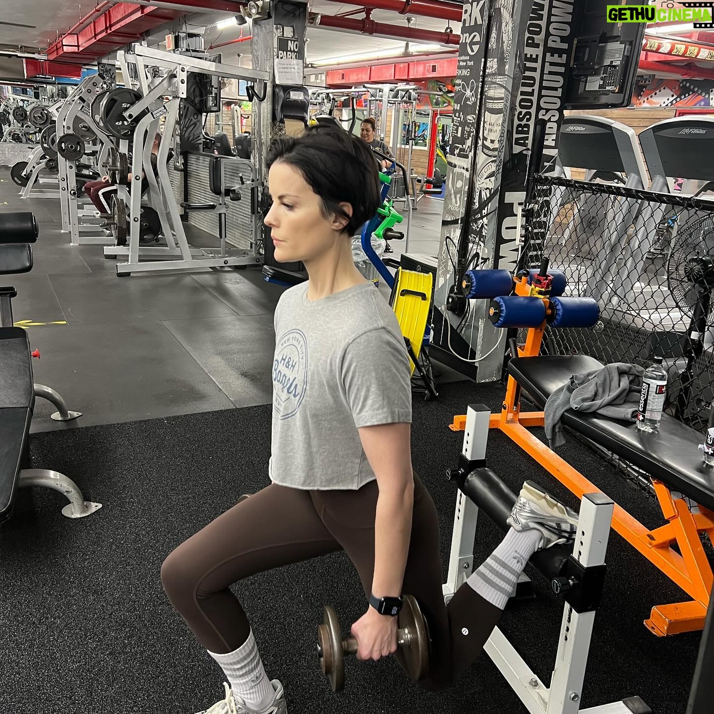 Jaimie Alexander Instagram - January 1st- πͺπ» letβs go ππ» #fitby40 (I hate jump squats btw) π