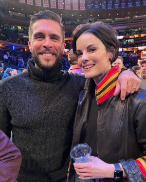 Jaimie Alexander Instagram - Such a fun night with my girl, @tcu8soccer 🏀 watching the @nyknicks kill it! Thank you @thegarden for having us! I’ve become obsessed 🤩 shoutout to my fave player @juliusrandle30 🙌🏻