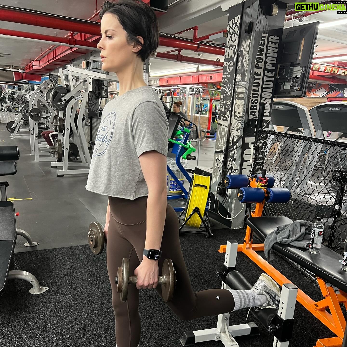 Jaimie Alexander Instagram - January 1st- πͺπ» letβs go ππ» #fitby40 (I hate jump squats btw) π