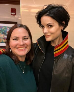 Jaimie Alexander Instagram - Such a fun night with my girl, @tcu8soccer 🏀 watching the @nyknicks kill it! Thank you @thegarden for having us! I’ve become obsessed 🤩 shoutout to my fave player @juliusrandle30 🙌🏻