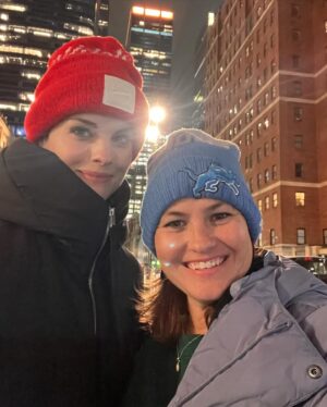 Jaimie Alexander Instagram - Such a fun night with my girl, @tcu8soccer 🏀 watching the @nyknicks kill it! Thank you @thegarden for having us! I’ve become obsessed 🤩 shoutout to my fave player @juliusrandle30 🙌🏻