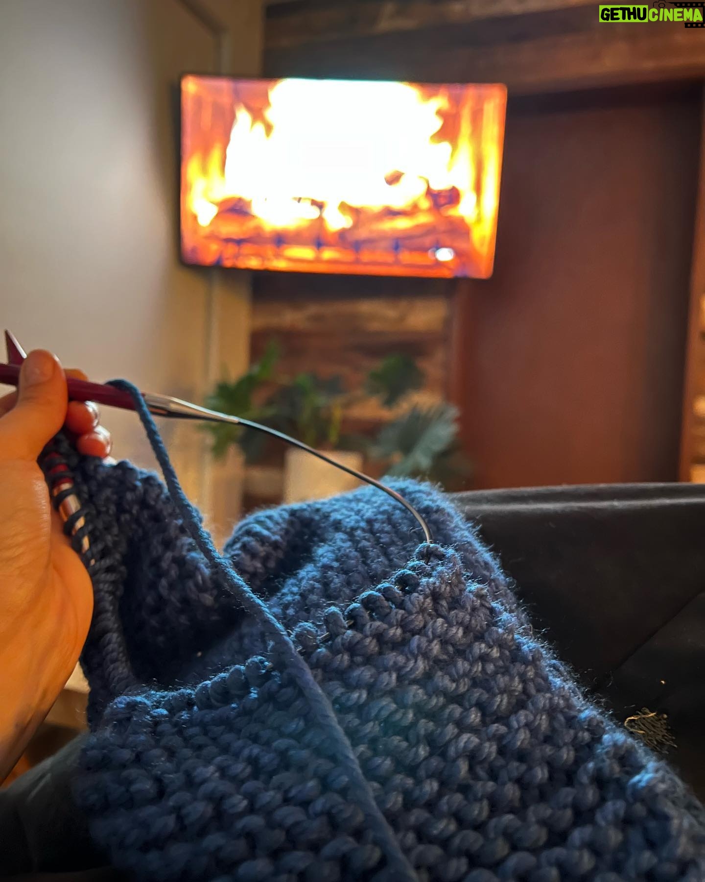 Jaimie Alexander Instagram - Itβs getting chilly here in #NYC and Iβm alllllll for it! π§ππ»βοΈπ¦ππ€Άπ»π½ #hotchocolate #knittersofinstagram #christmas