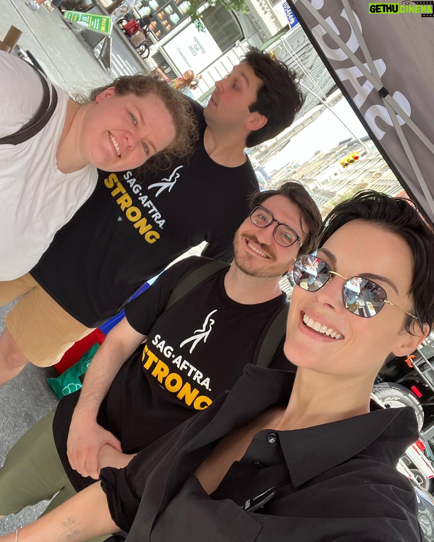 Jaimie Alexander Instagram - These volunteers! These union members!!! Happy Monday 👊🏻 #sagaftra #sagaftrastrong #wgastrong #wga #strike #nyc