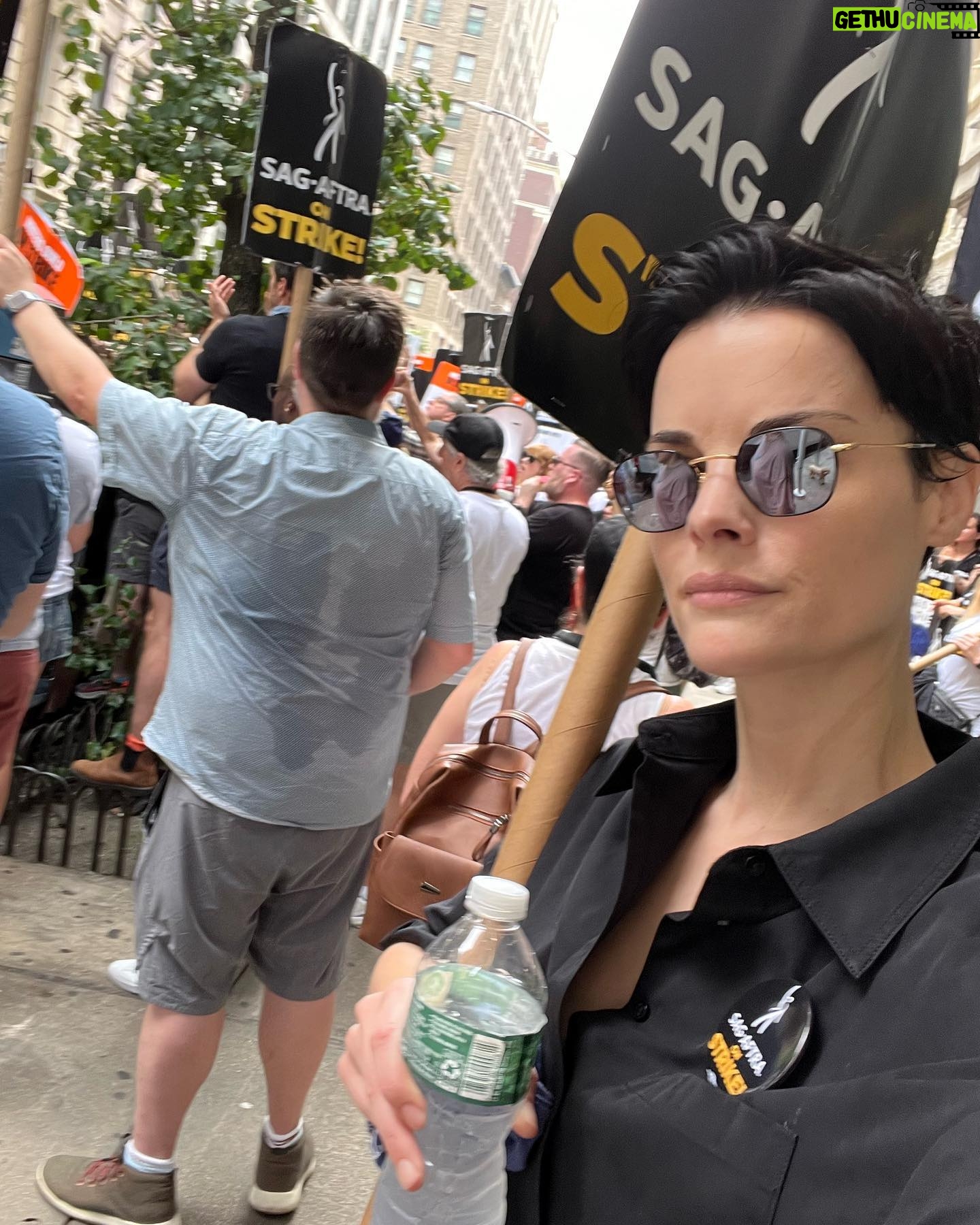 Jaimie Alexander Instagram - These volunteers! These union members!!! Happy Monday 👊🏻 #sagaftra #sagaftrastrong #wgastrong #wga #strike #nyc