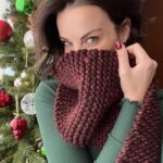 Jaimie Alexander Instagram - FINISHED 🧶 What do you think??! I really love the color 🥰 Merry Christmas Eve! 🎄 #knitting #cozy #scarf #knittersofinstagram