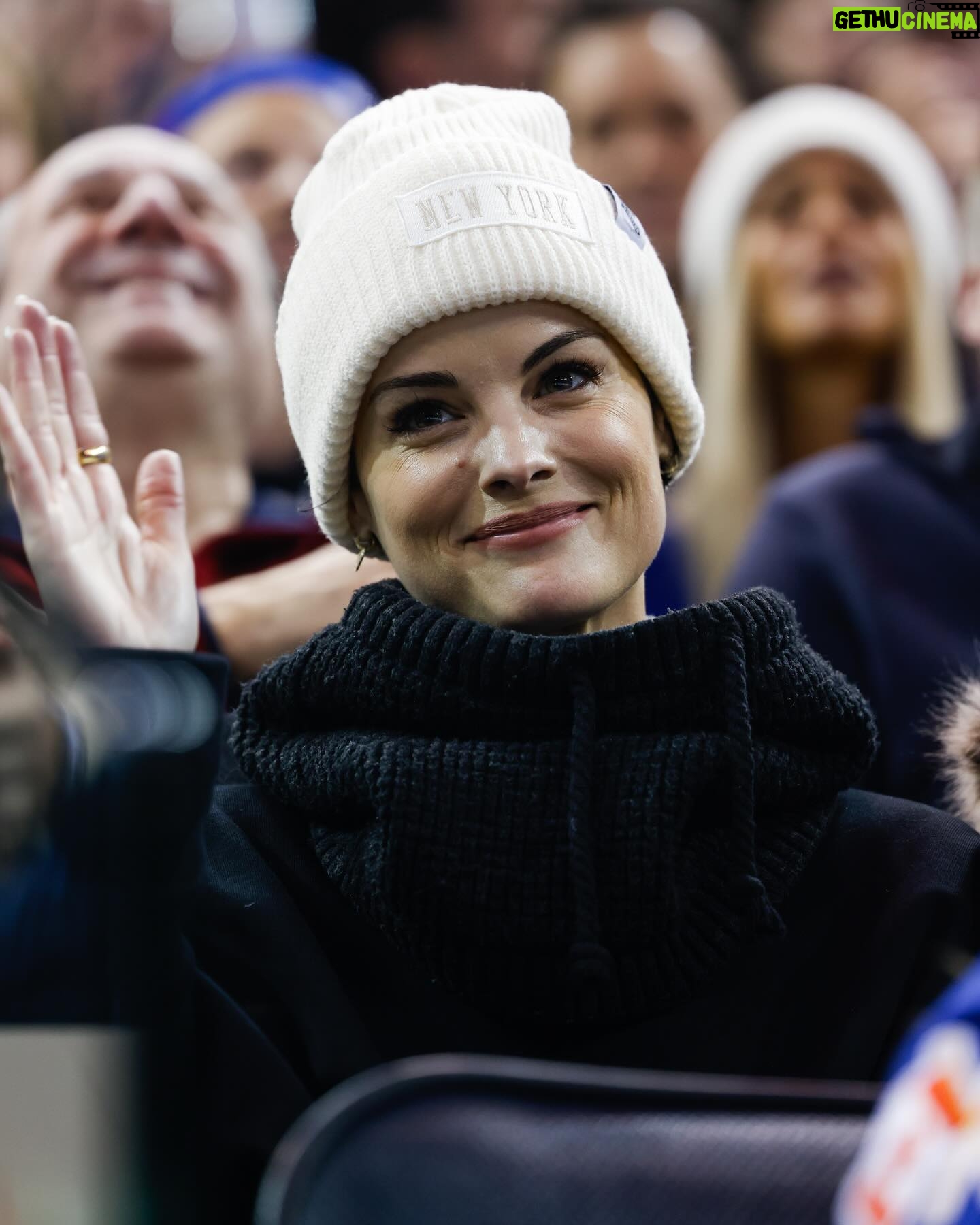 Jaimie Alexander Instagram - Mid-laugh, having a blast at the @nyrangers game last night. 🥰 Thank you to @thegarden for the awesome experience. 🥅 🏒 #nyrangers #msg
