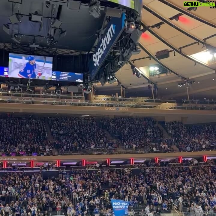 Jaimie Alexander Instagram - Mid-laugh, having a blast at the @nyrangers game last night. 🥰 Thank you to @thegarden for the awesome experience. 🥅 🏒 #nyrangers #msg
