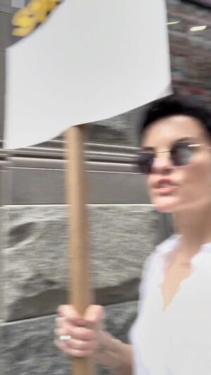 Jaimie Alexander Instagram - What do we want? CONTRACTS. If we don’t get them? SHUT IT DOWN. #sagaftrastrong #strike #sagaftra #wga 🪧🙌🏻💪🏻🔥
