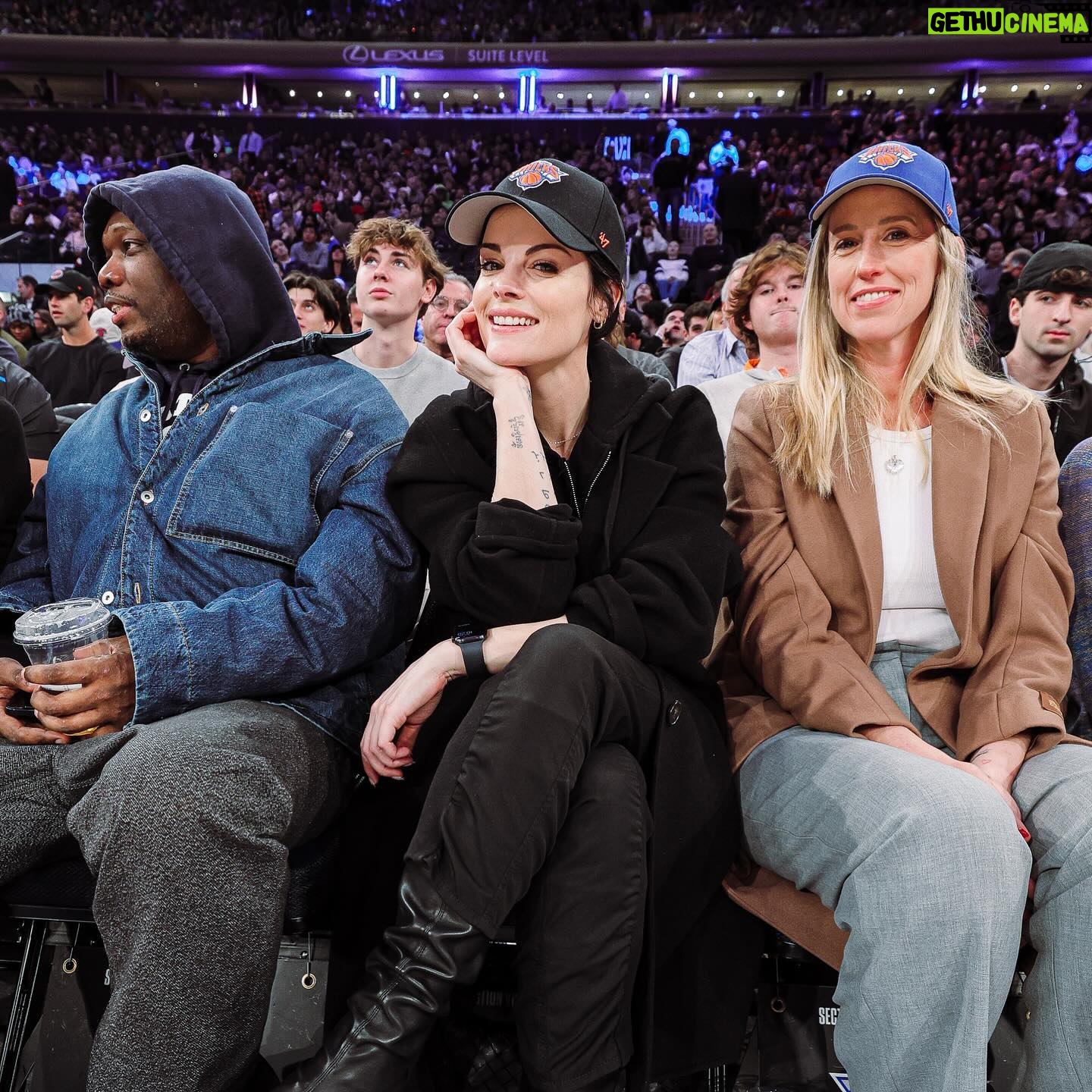 Jaimie Alexander Instagram - Had so much fun last night at @thegarden watching the @nyknicks kick some ass 🏀 What a game! #courtside