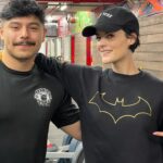 Jaimie Alexander Instagram - One of us can bench hundreds of pounds and one of us is Batman. 🦇💪🏻🏋🏻‍♀️ #fitby40 @miguelojedam