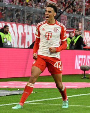 Jamal Musiala Instagram - Home win! What a second half of the team 💪🏽 
@manuelneuer Congrats on your comeback!