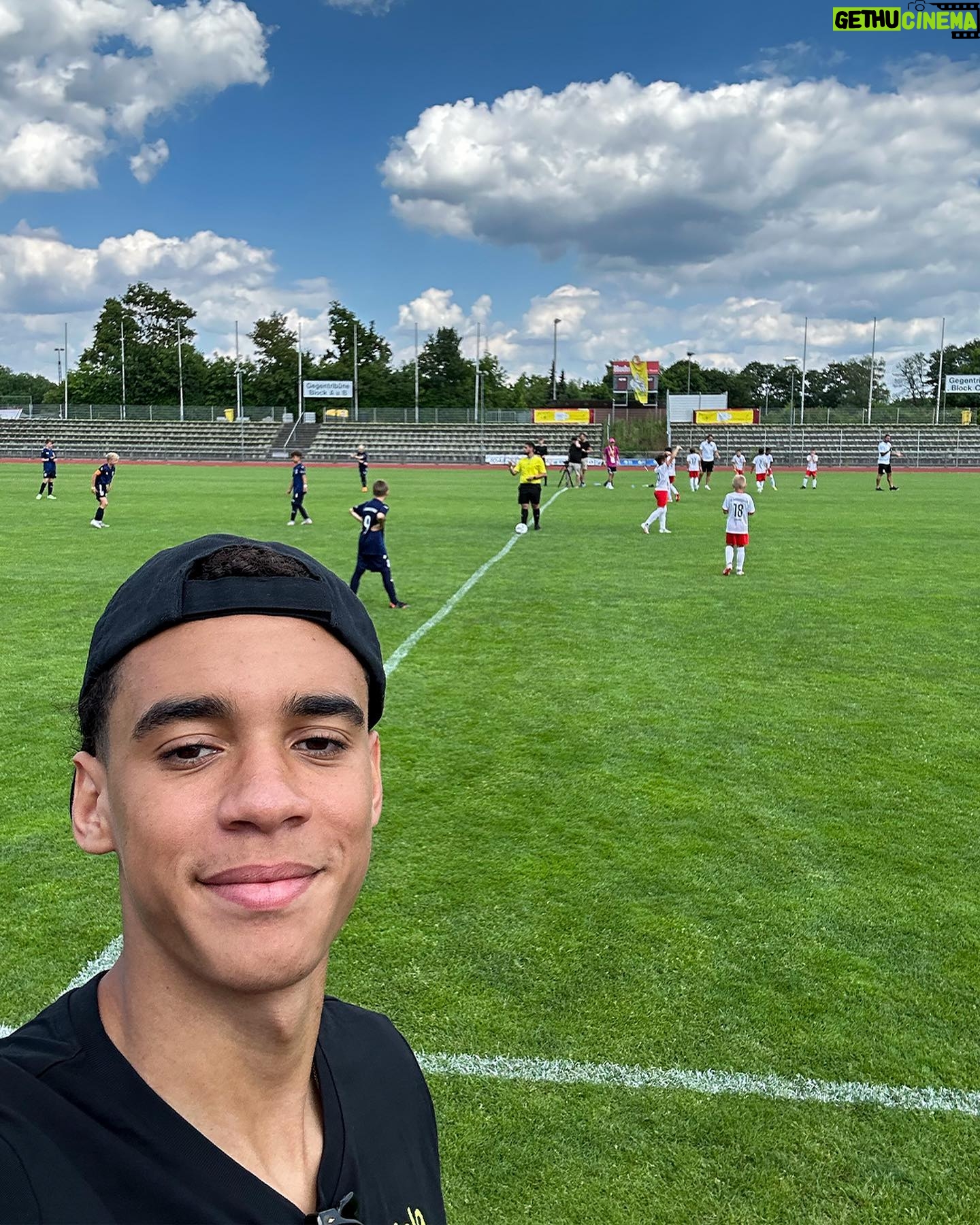 Jamal Musiala Instagram - Follow your own dreams! 🎈🥇🤩 #teammusialafoundation #fulda #gratitude #respect #selfcare #empathy #accountability
