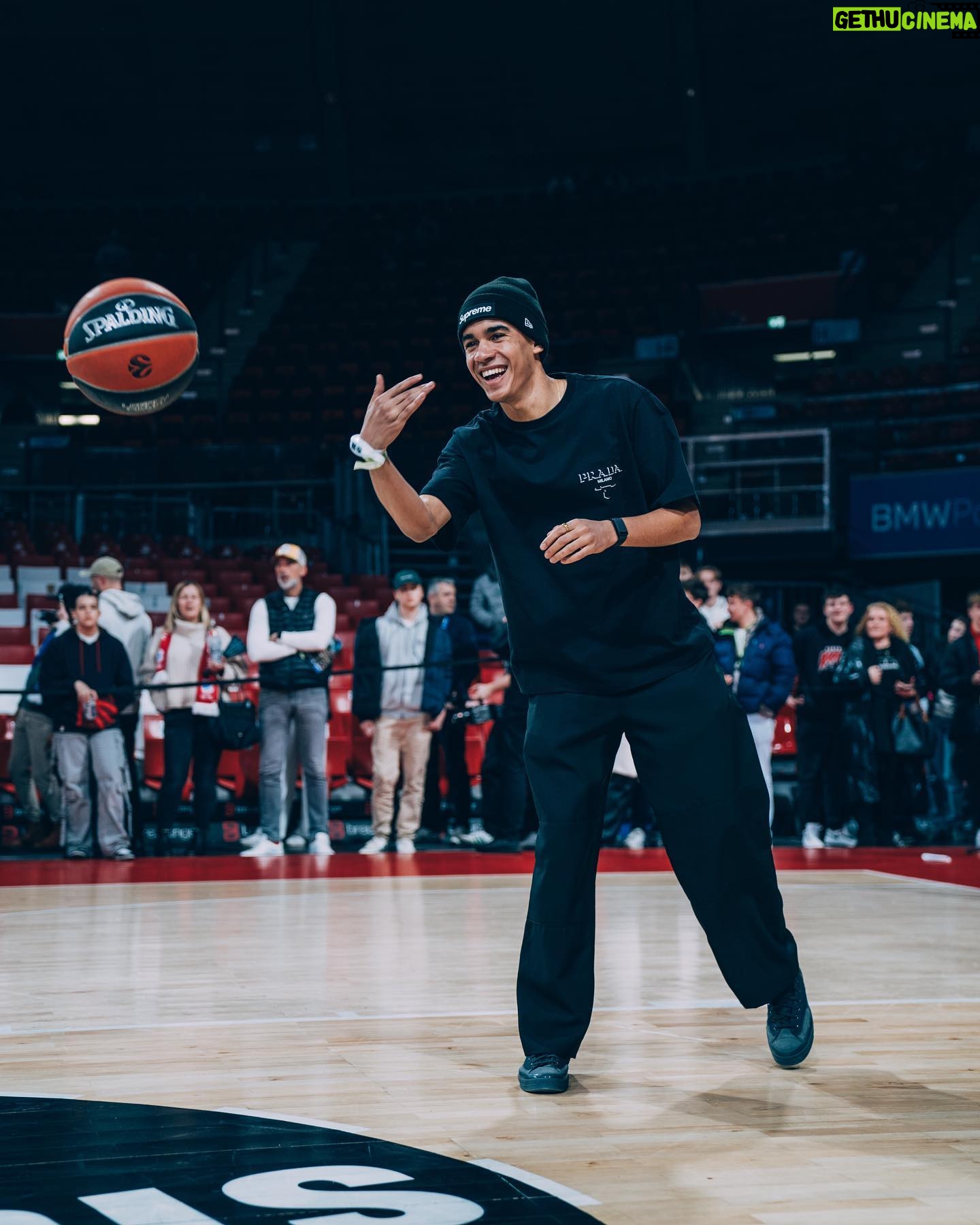 Jamal Musiala Instagram - Courtside 🏀 @fcbayernbasketball