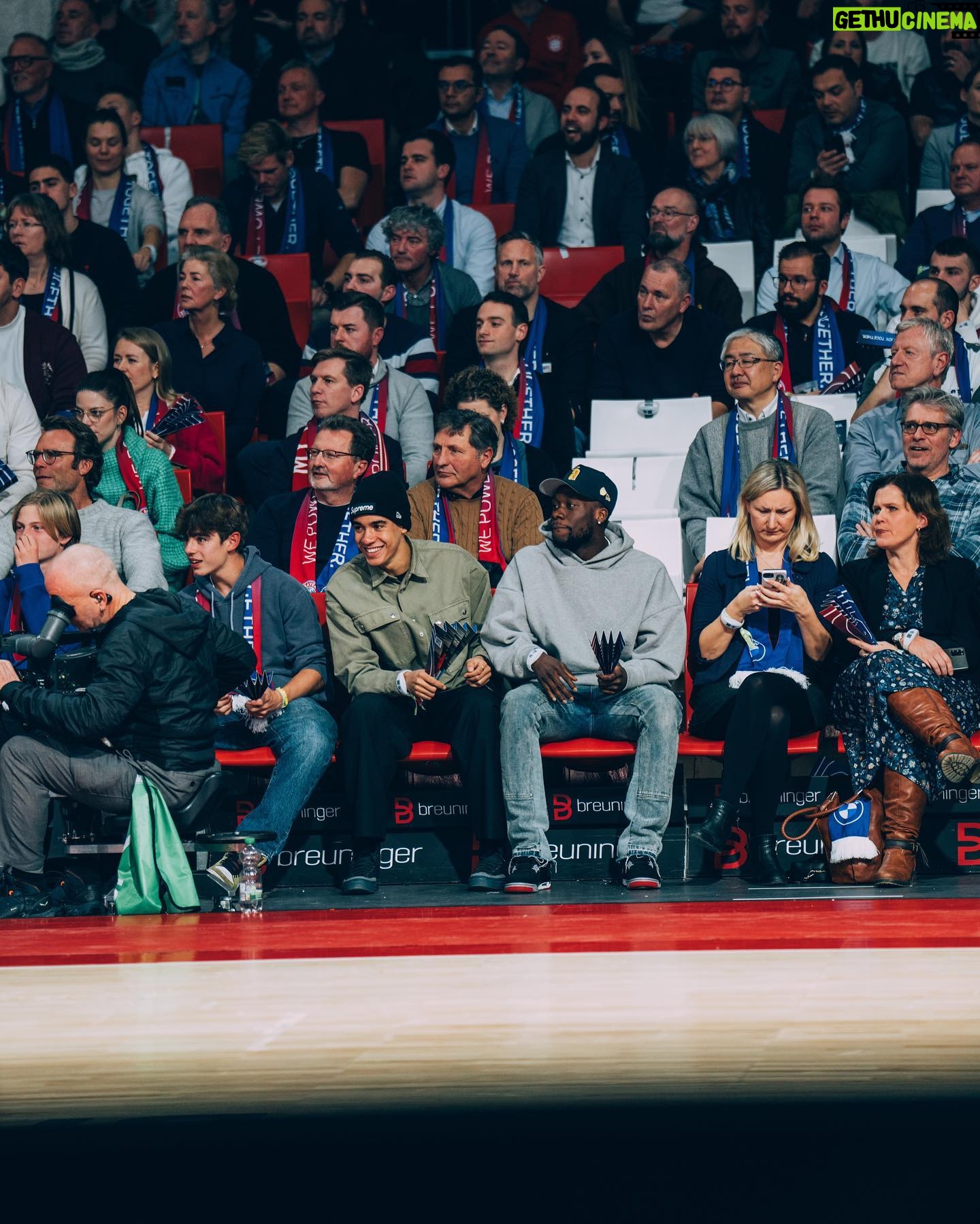 Jamal Musiala Instagram - Courtside 🏀 @fcbayernbasketball