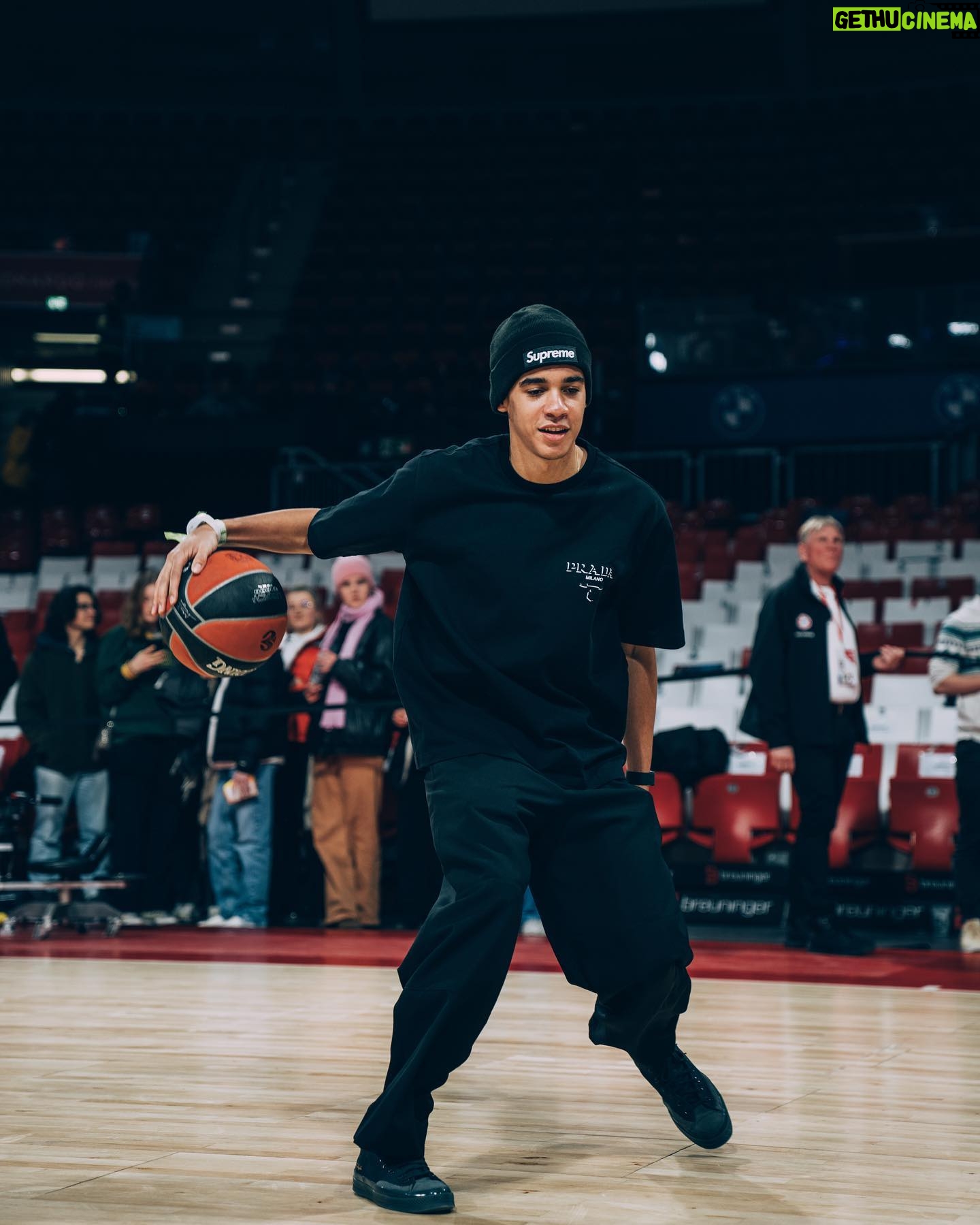 Jamal Musiala Instagram - Courtside 🏀 @fcbayernbasketball