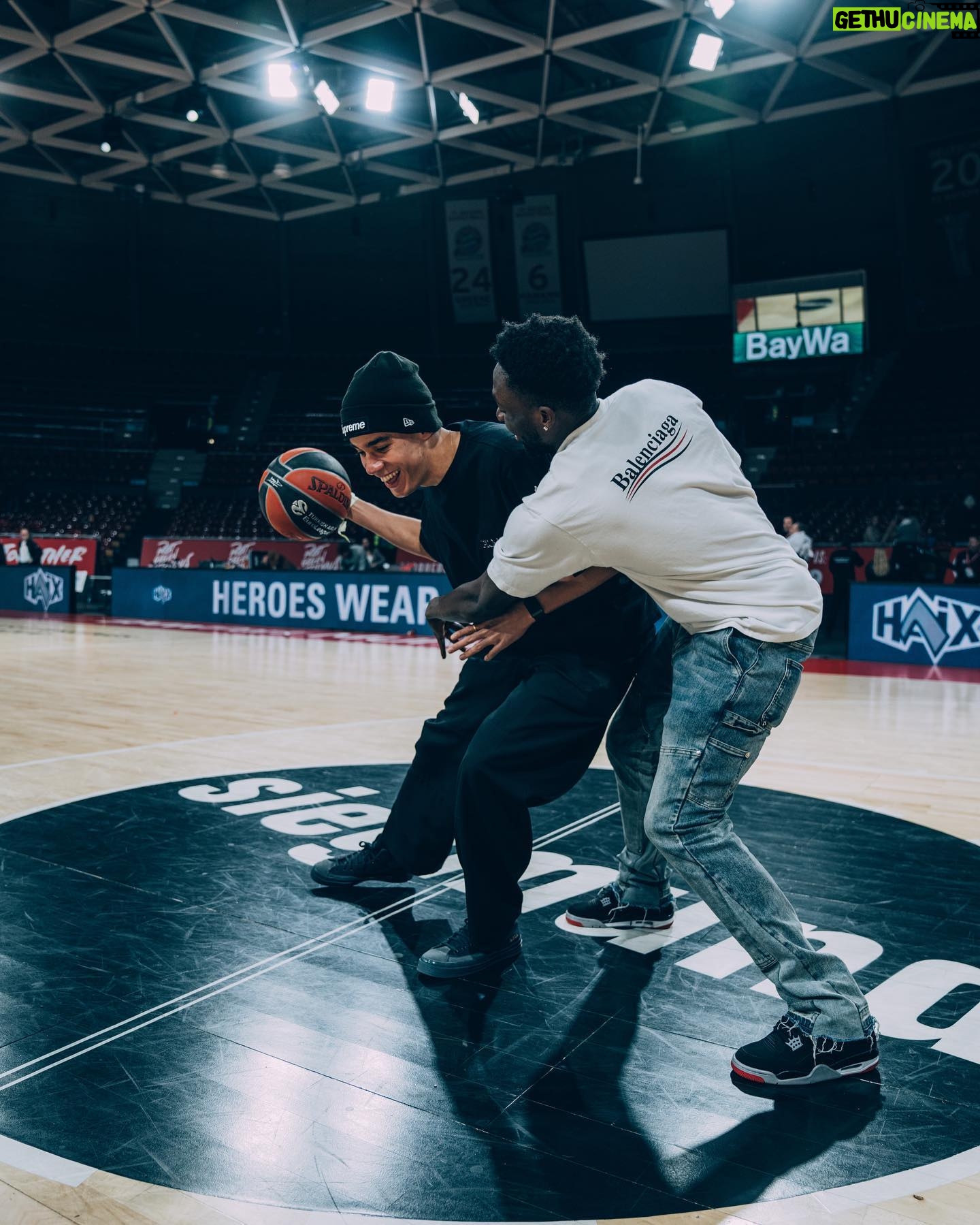Jamal Musiala Instagram - Courtside 🏀 @fcbayernbasketball