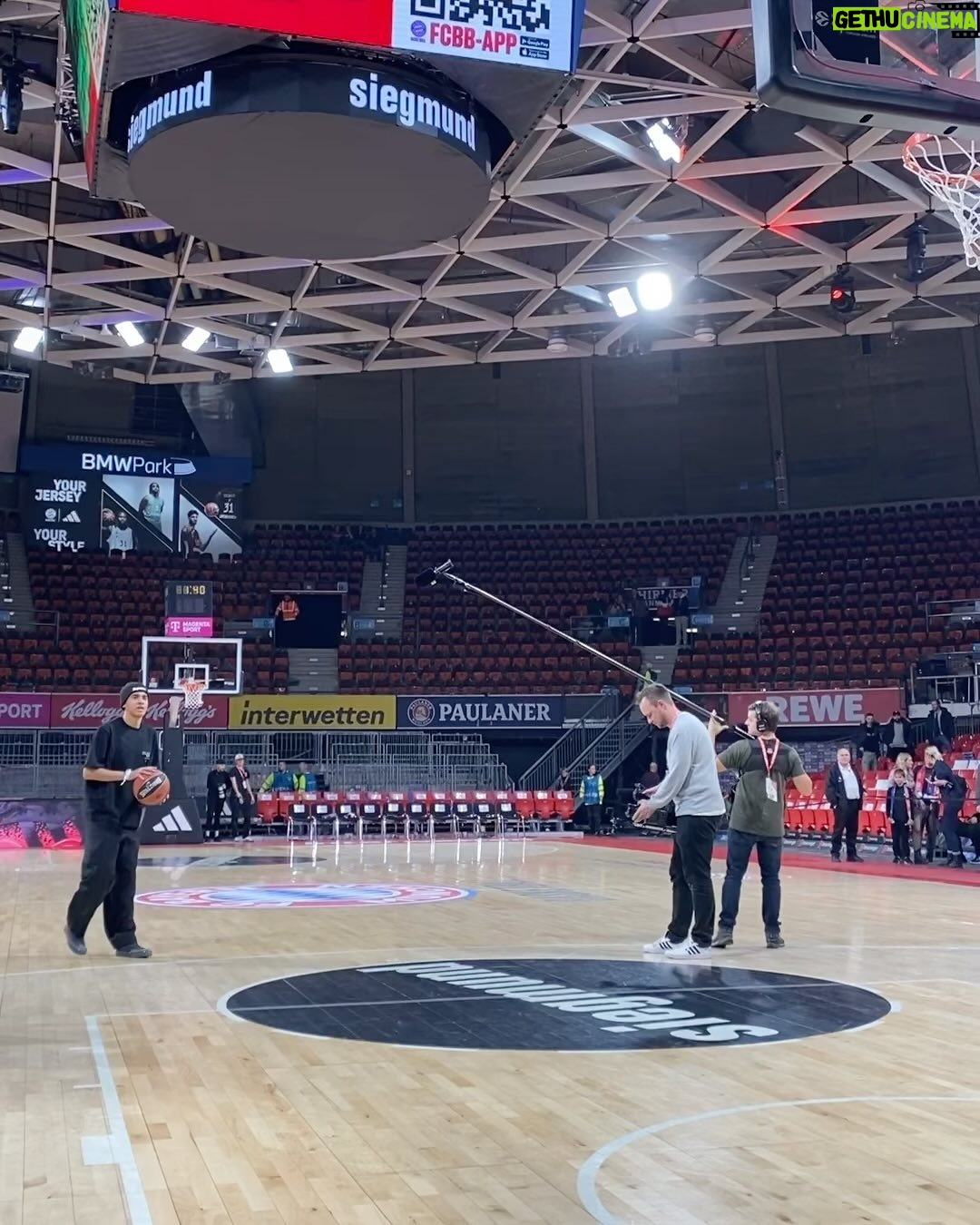 Jamal Musiala Instagram - Courtside 🏀 @fcbayernbasketball