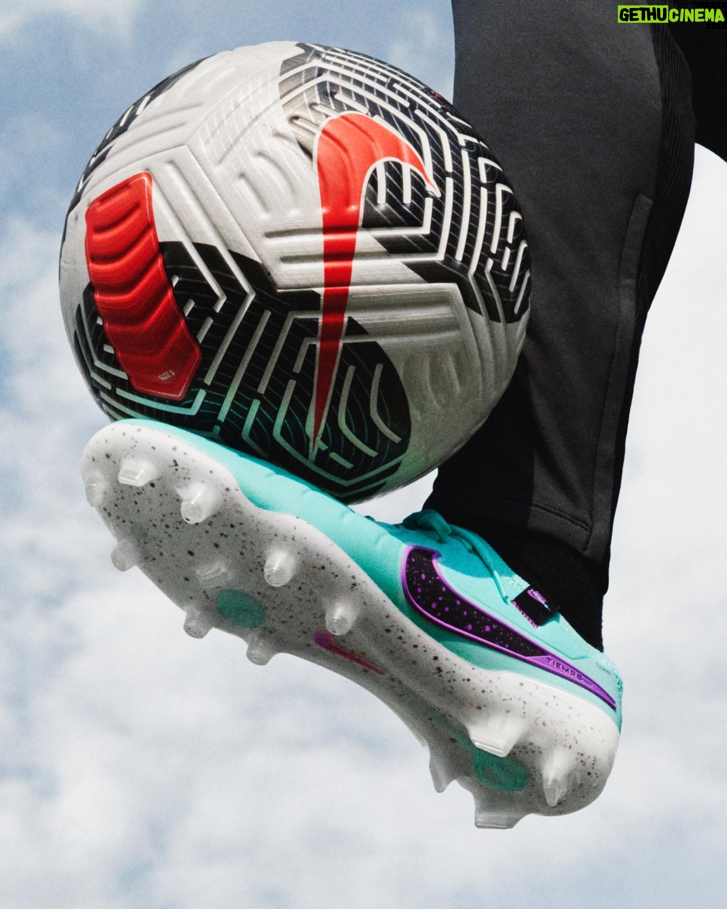 Jamal Musiala Instagram - Tuned for Touch π€πΆ Make every touch a masterpiece like midfield maestro @jamalmusiala10 with the ππ’ππ¦π©π¨ ππ. Ultra-soft FlyTouch Plus in the upper stays lightweight and consistent all match long so you can give an encore-worthy performanceπ #NikeFootball