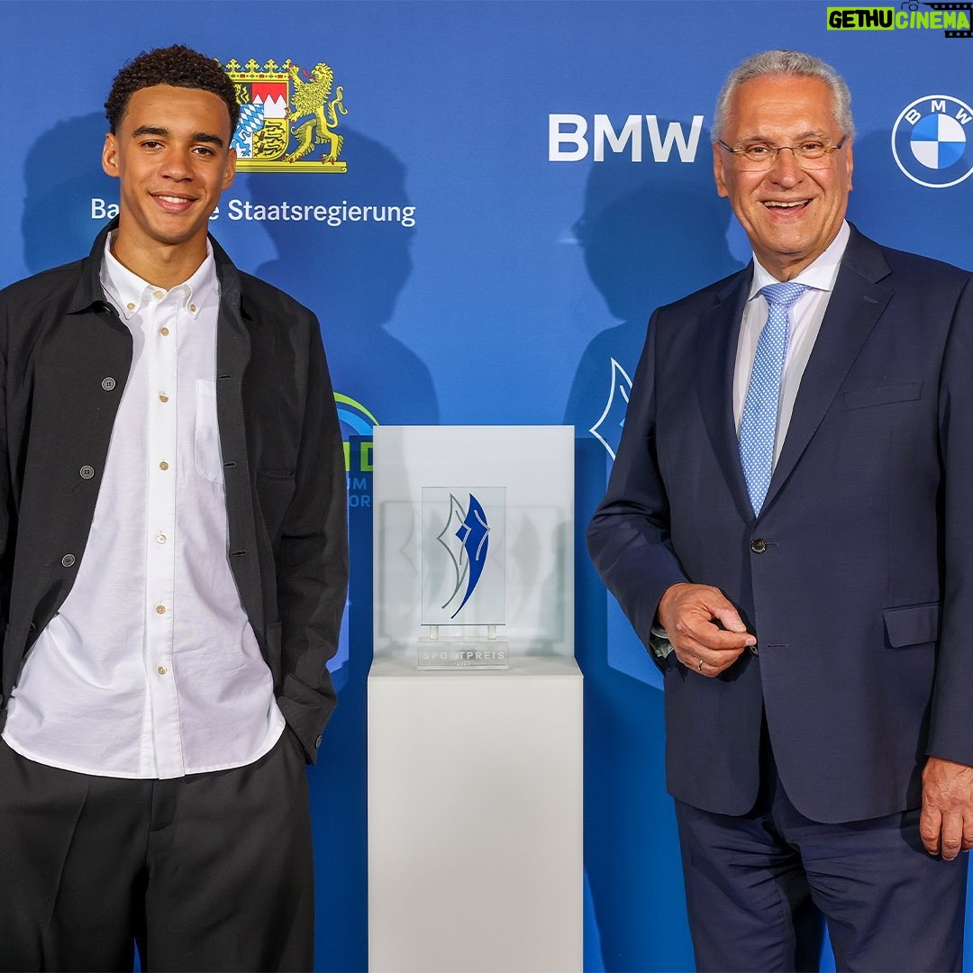 Jamal Musiala Instagram - Eine große Ehre für mich! 🙏🏽 Glückwunsch an alle Preisträger 🙌🏽