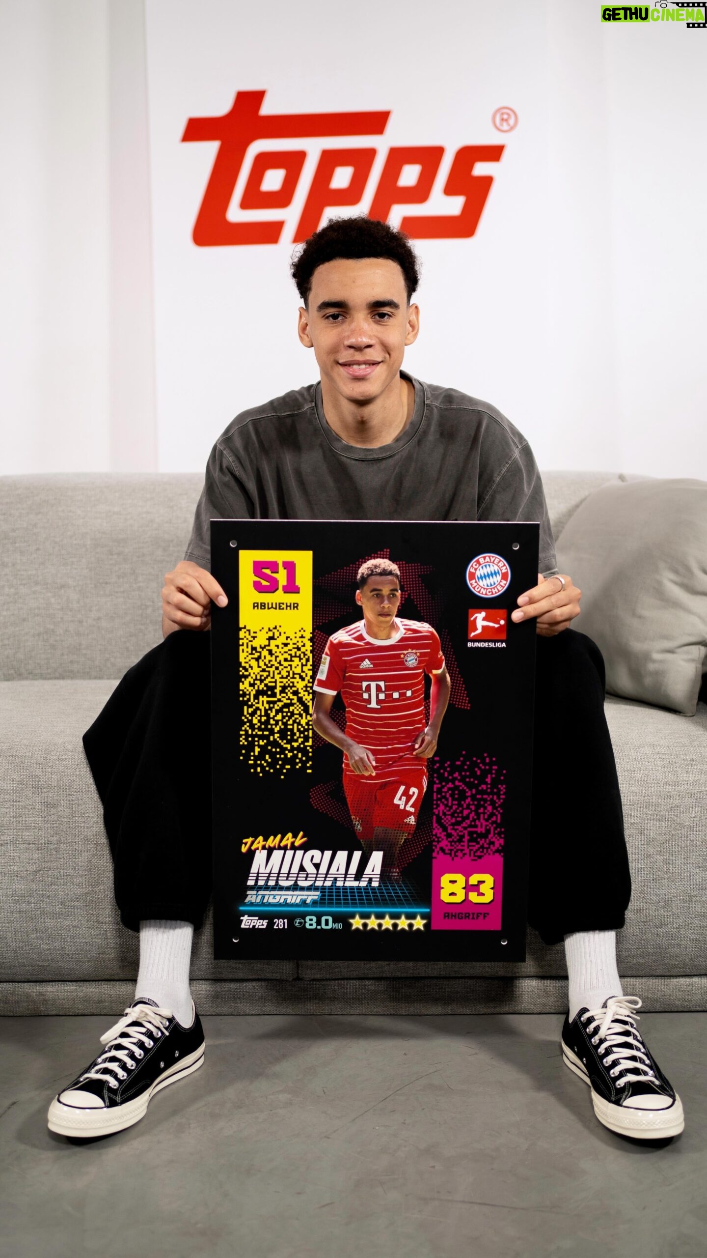Jamal Musiala Instagram - Willkommen in der Familie! ❤️ Ab sofort ist @jamalmusiala10 offizieller Markenbotschafter für Topps. Ihr dürft euch unter anderem auf ein Curated Set und viele weitere spannende Kooperationen mit dem Meistermacher freuen. 🔥 #topps #toppsdeutschland #matchattax #sammelkarten #sammelfieber #bundesligasticker #bundesliga #Musiala #JamalMusiala