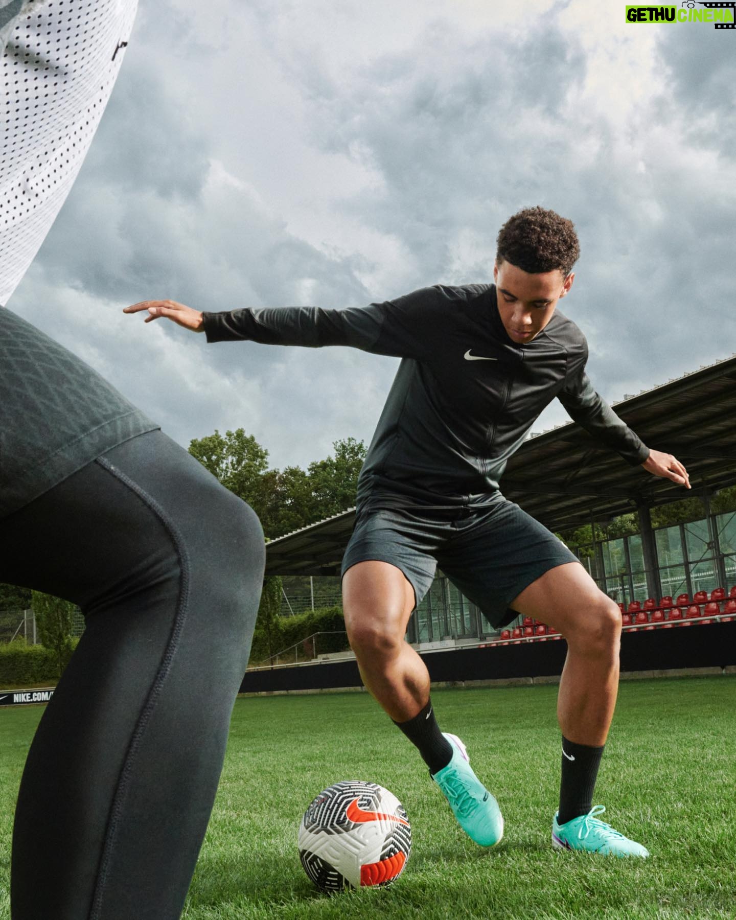 Jamal Musiala Instagram - Tuned for Touch π€πΆ Make every touch a masterpiece like midfield maestro @jamalmusiala10 with the ππ’ππ¦π©π¨ ππ. Ultra-soft FlyTouch Plus in the upper stays lightweight and consistent all match long so you can give an encore-worthy performanceπ #NikeFootball