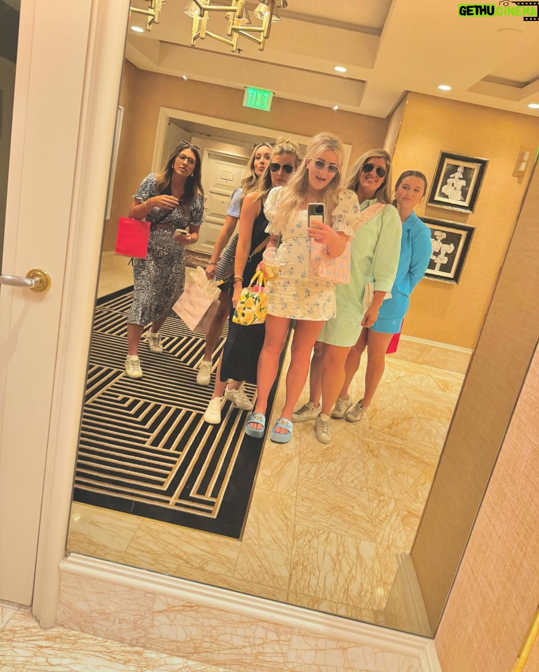 Jamie Lynn Spears Instagram - It takes an extra special reason to get this anxious group of moms away from our kiddos for even a couple hours, but this beautiful bride-to-be (and the Magic Mike Live show🤤) was definitely worth taking a girls trip to Vegas to celebrate🎉👰🏼♀️🎰🎲