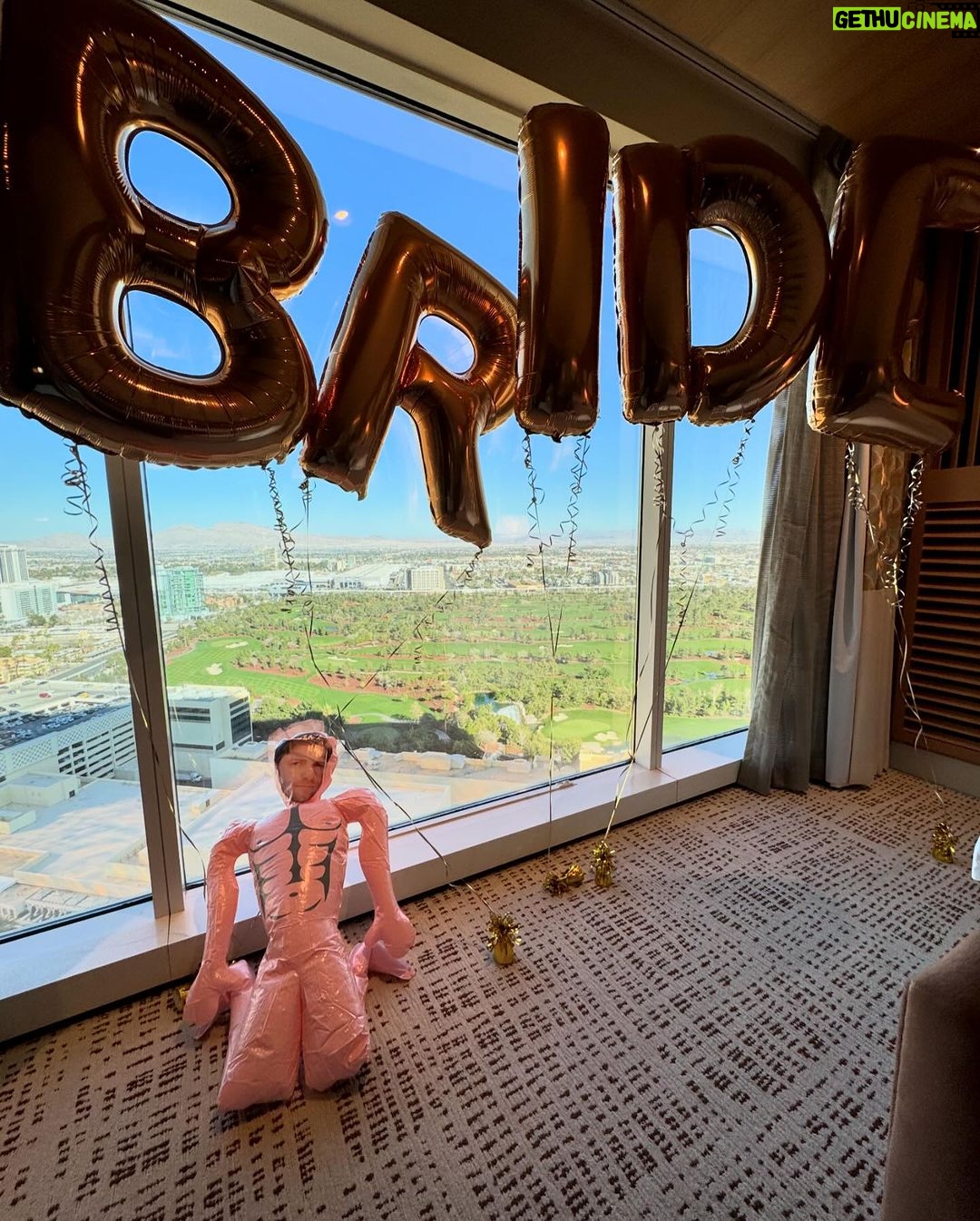 Jamie Lynn Spears Instagram - It takes an extra special reason to get this anxious group of moms away from our kiddos for even a couple hours, but this beautiful bride-to-be (and the Magic Mike Live show🤤) was definitely worth taking a girls trip to Vegas to celebrate🎉👰🏼♀️🎰🎲