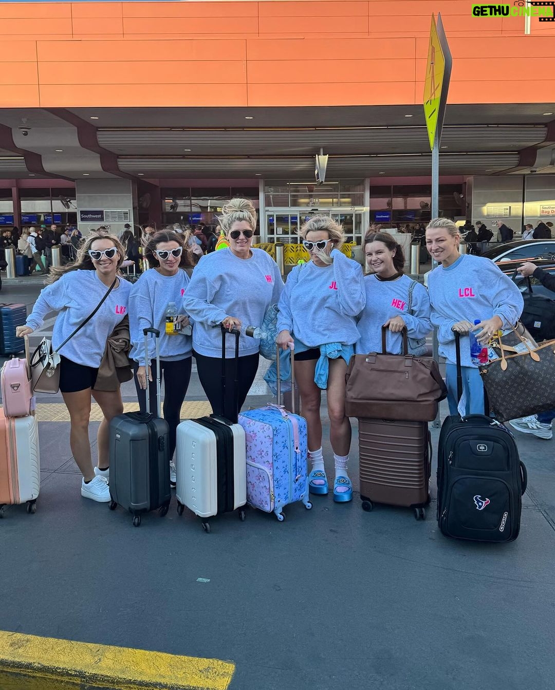 Jamie Lynn Spears Instagram - It takes an extra special reason to get this anxious group of moms away from our kiddos for even a couple hours, but this beautiful bride-to-be (and the Magic Mike Live show🤤) was definitely worth taking a girls trip to Vegas to celebrate🎉👰🏼♀️🎰🎲