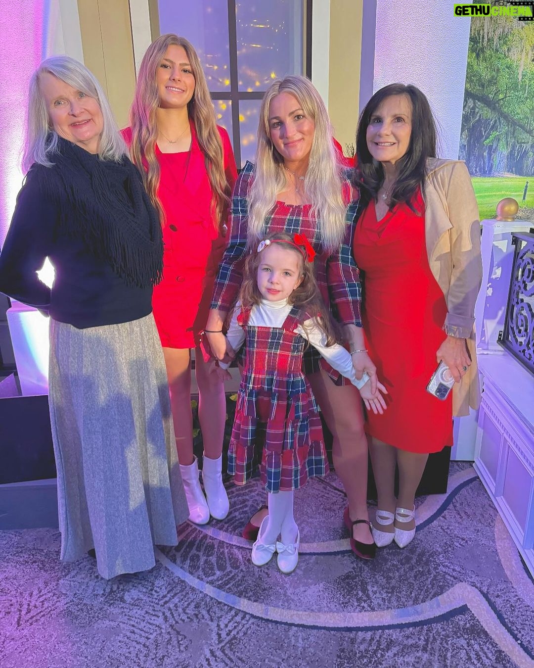 Jamie Lynn Spears Instagram - teddy tradition π§Έπ
πΌπ The Roosevelt New Orleans, a Waldorf Astoria Hotel