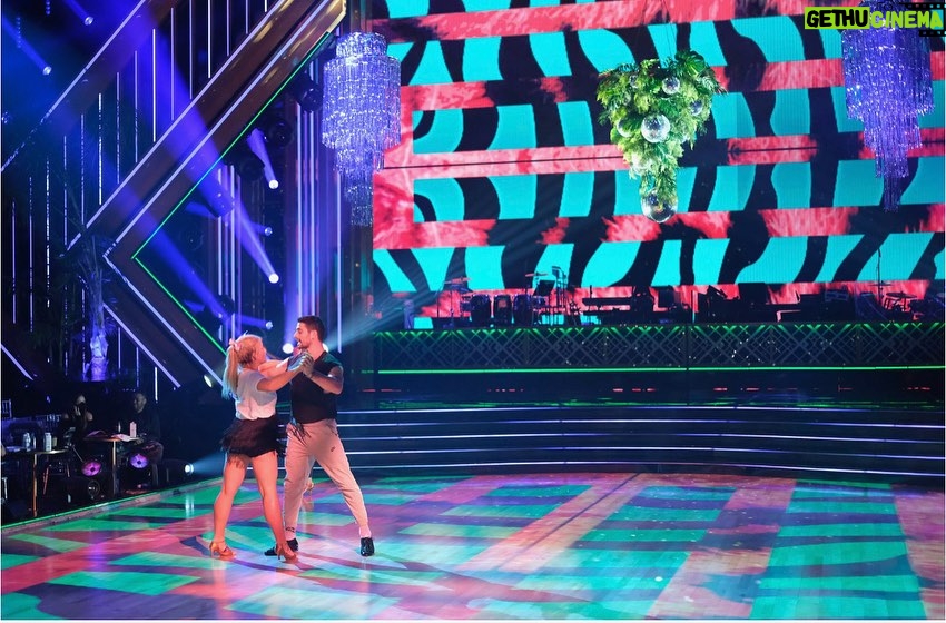 Jamie Lynn Spears Instagram - Who’s ready for #DTWS week two?! Can’t wait for you to watch @alanbersten and I Cha Cha for Latin night TONIGHT! 💃🏼 Remember you can vote up to 10X on each platform, starting at 5pm PT/ 8pm ET details below! HOW TO VOTE 🪩 Text JAMIE LYNN to 21523 (up to 10x) 🪩 Vote Online at https://dwtsvote.abc.com (up to 10x) 🪩 Voting begins at 8pm ET / 7pm CT / 5pm PT and closes after the last competitive performance of the night 🪩 Voting is open during East Coast air time only (West Coast folks: cast your votes at 5pm PT!)